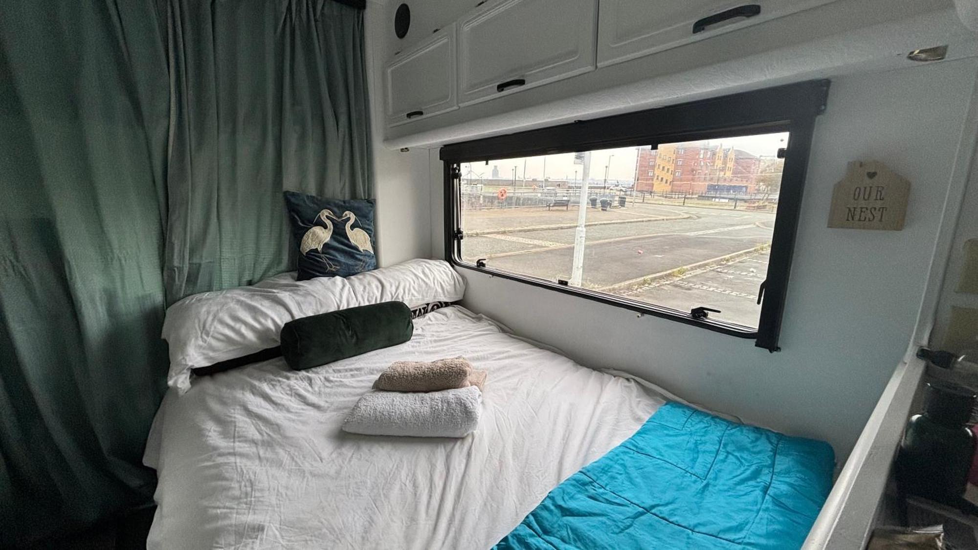 Cool Wheels On The Waterfront Hotell Liverpool Exteriör bild